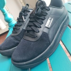 Black Puma Sneakers size 7.5US
